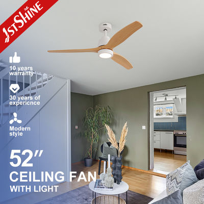 comprar Ventilador de teto de lâmina ABS de grãos de madeira branca moderna com iluminação LED e fonte de energia CC Fabricação em linha