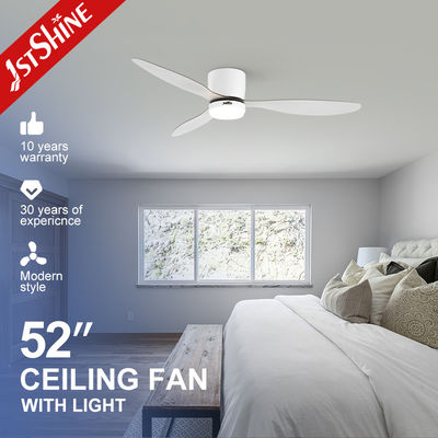 Ventilador de teto LED de vento natural de 52 polegadas com controle remoto Economização de espaço Lâmina branca ABS