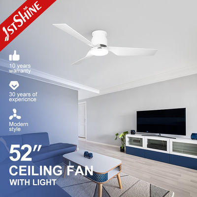 Ventilador de teto LED moderno de 5 velocidades com projeto de baixo perfil e lâminas de plástico branco