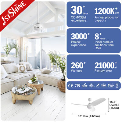 Ventilador de teto de plástico durável com construção leve e motor potente, proporcionando resfriamento eficaz em áreas públicas